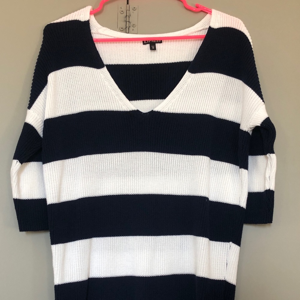 🎁 NWOT Women’s Striped V-Neck Sweater